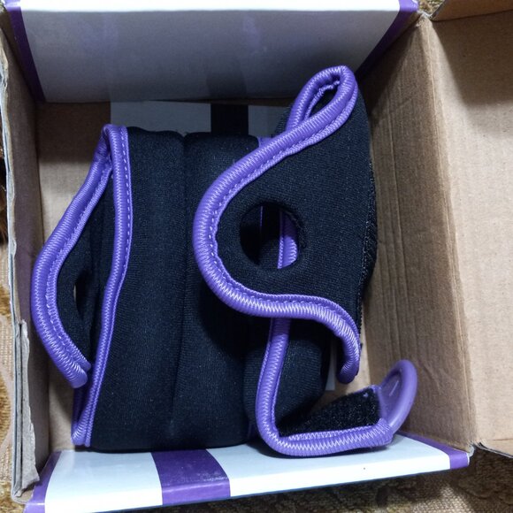 Reebok Set of Two 1lb./.45kg Thumb Lock Wrist Weights - Picture 3 of 8